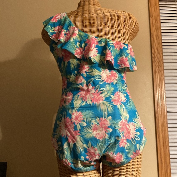 Swimsuit 12 - Picture 2 of 5